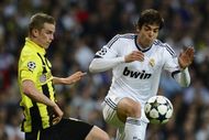 Dortmund midfielder Sven Bender (L) vies with Real Madrid's Kaka at Madrid's Santiago Bernabeu stadium, April 30, 2013